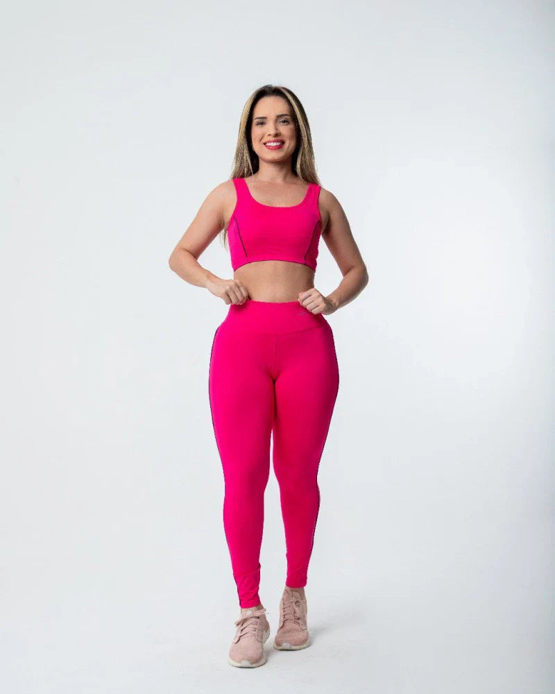 Conjunto de cropped com friso e calça discreta com xuxinha