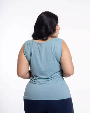 Regata plus size com detalhe