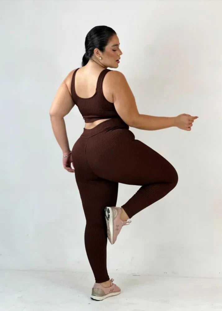 Conjunto Plus Size canelado 3D de top reforçado e calça básica