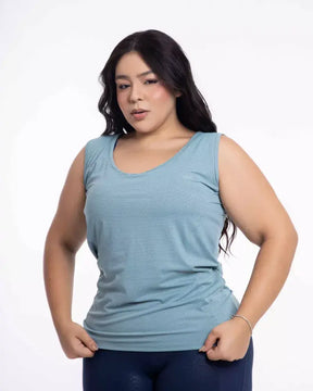 Regata plus size com detalhe