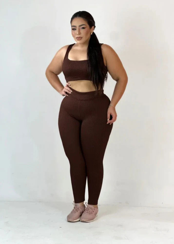 Conjunto Plus Size canelado 3D de top reforçado e calça básica